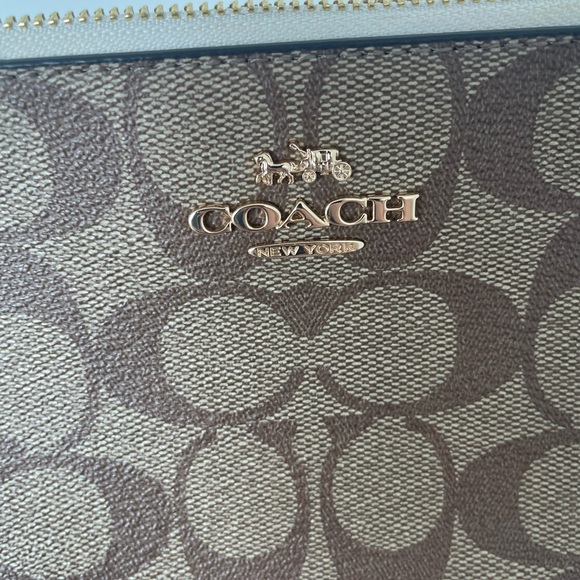 Coach Monogramed Women’s Large Signature Corner Zip Wristlet. White+tan NWOT - Picture 3 of 6